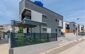 Cozy Apartment In Vir With Wifi